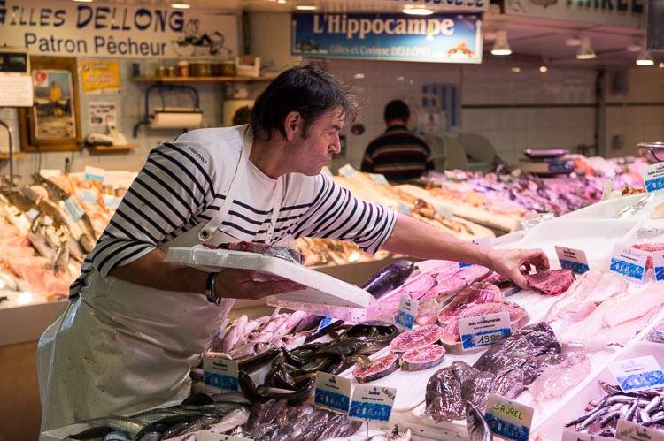 En zeevruchten markt in het Midi van Frankrijk